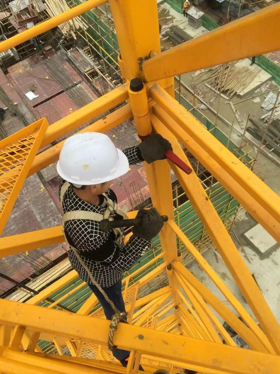 塔吊管理单位应加强管理,督促塔吊作业班组(或专门的维修保养班 ))