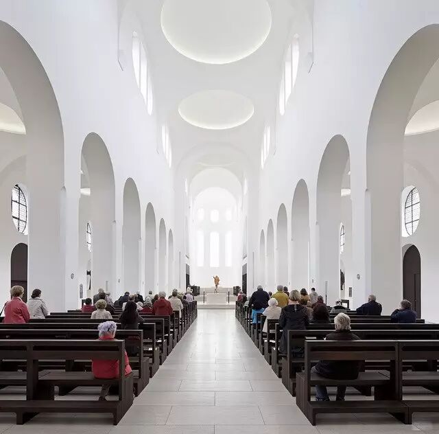 圣坛移到了中殿新的位置,在礼拜时更加靠近教徒,也使得圣坛,布道台和