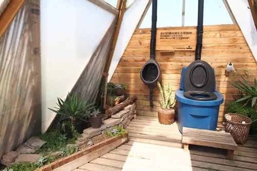 生态厕所里用了biolan的堆肥马桶,比普通马桶体量稍大些,因为需要储存