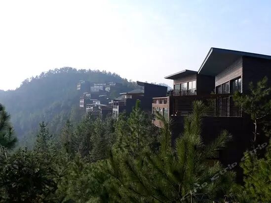 位于浙江省风景秀丽的莫干山裸心乡下方的山腰上 这里便是裸心谷. .