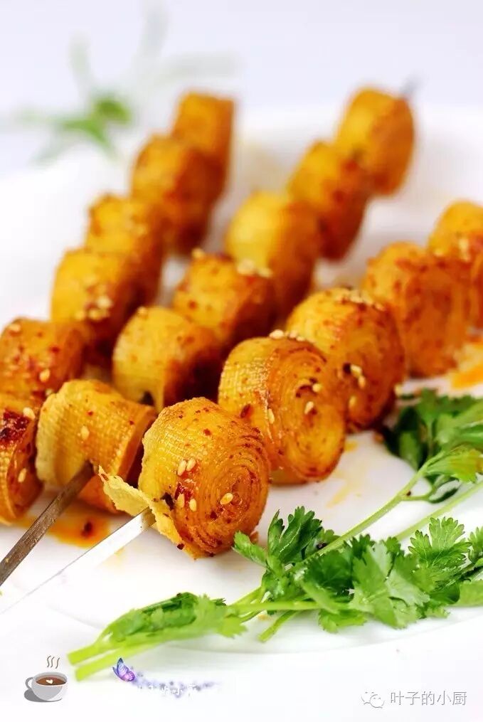 别啤酒鸡翅了,今天啤酒加它,零厨艺的健康素烧烤,有它肉不香!