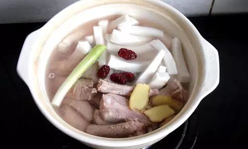 怎么样,徒手开椰子,自制天然椰奶,椰肉排骨汤都不难吧?