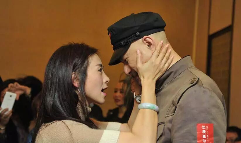 当晚,香港著名演员翁虹,作为徐锦江夫妇多年至交好友,在开幕仪式上