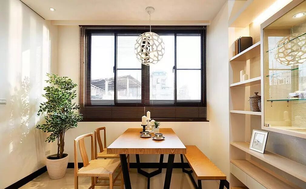 客厅吊顶也不甘落寞,看起来好像用"三角板"拼起来的,形成一个有层次的