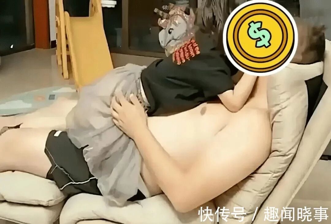 女儿穿短裙坐爸爸腿上玩闹，妈妈的反应被指过激，谁“越界”了？