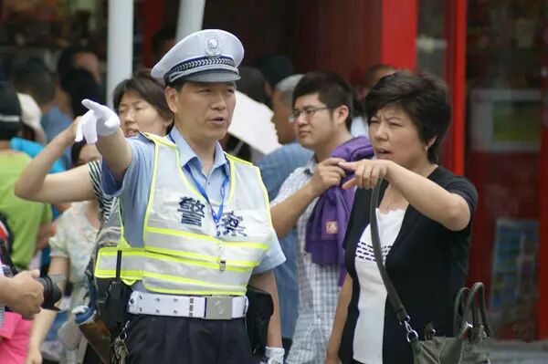 如果 你有车,请热心给问路的外地朋友指指路,相信你的道路也会更宽阔