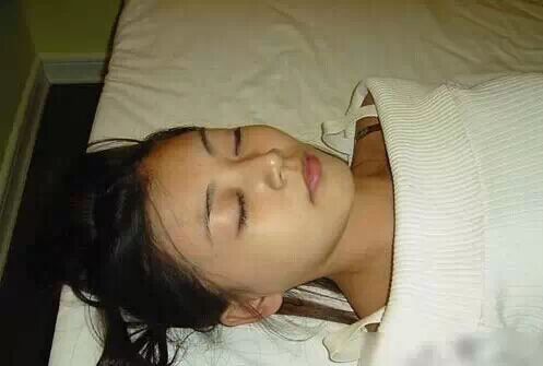 一个美丽女人死了她的尸体让所有人看后沉默了