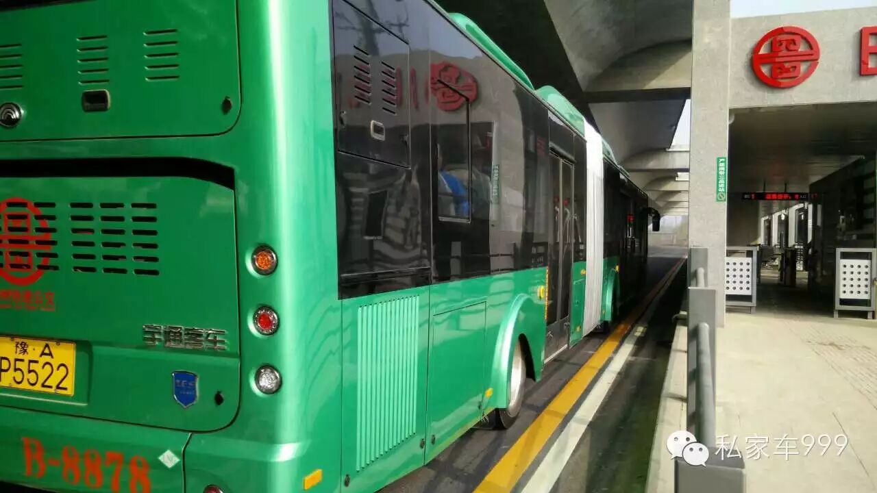 今天上午六点,郑州快速公交b3正式开跑,同时,多条快速公交支线也开始