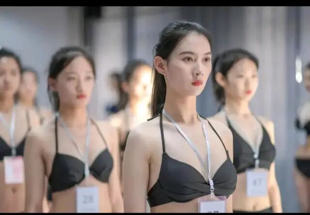 济南数百位女大学生去比赛 3点穿着 引争议 校长被骂滥用职权 全网搜