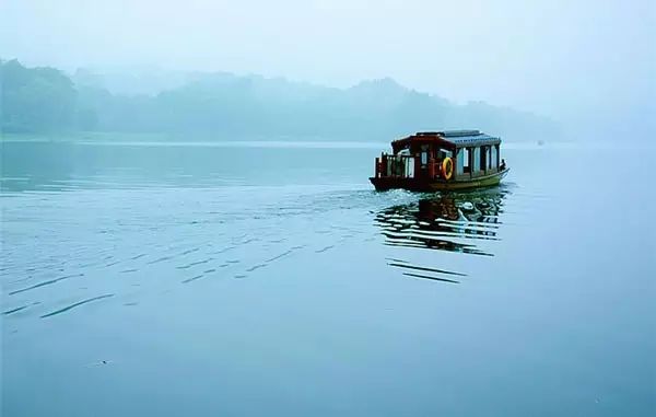 天青色等煙雨而西湖在等你