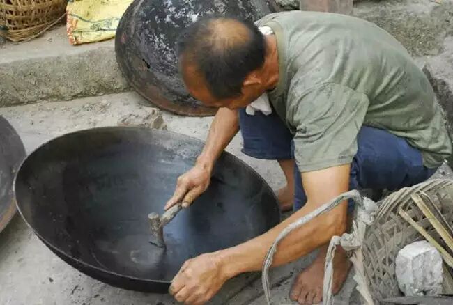 向春阁 老照片 篾匠用竹子的薄片编制日常用品和工艺品的手艺人,小