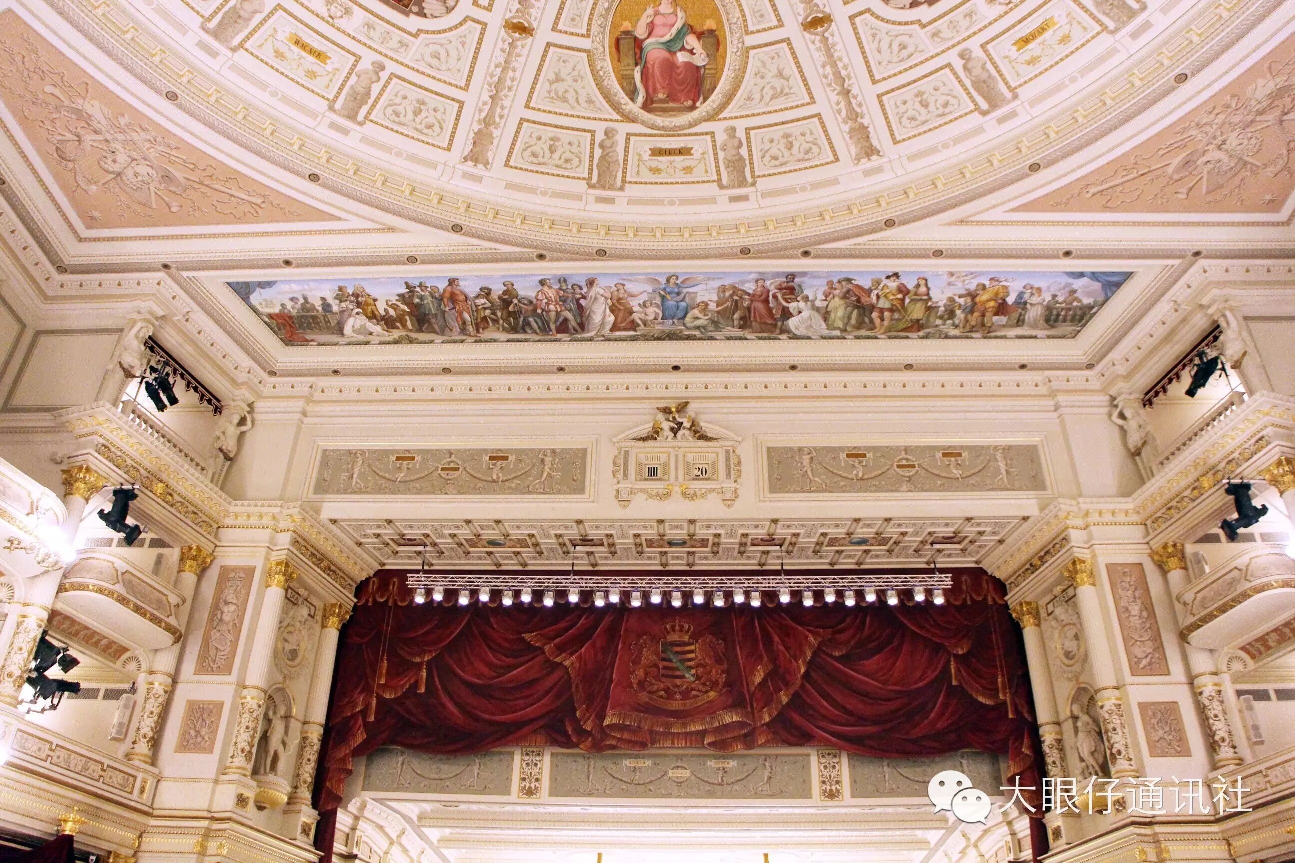 传说中的五分钟跳字钟位于森帕歌剧院舞台正中最显眼的位置