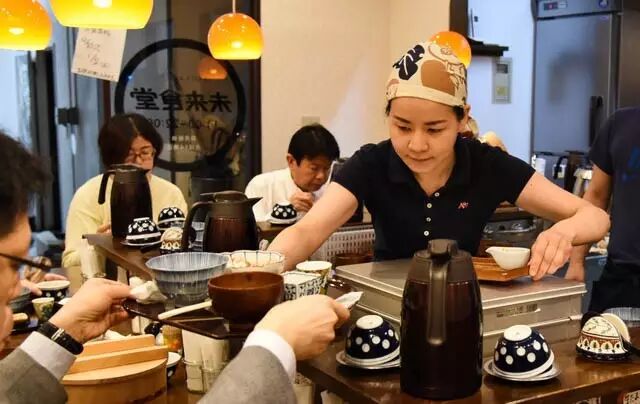 一家日本餐厅吃饭不用给钱,却月入120万,还让来的人甘心为其打工