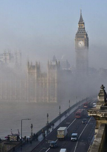 伦敦曾经作为雾都,如今偶尔有雾的话是这样如果不巧下雨的话,伦敦是