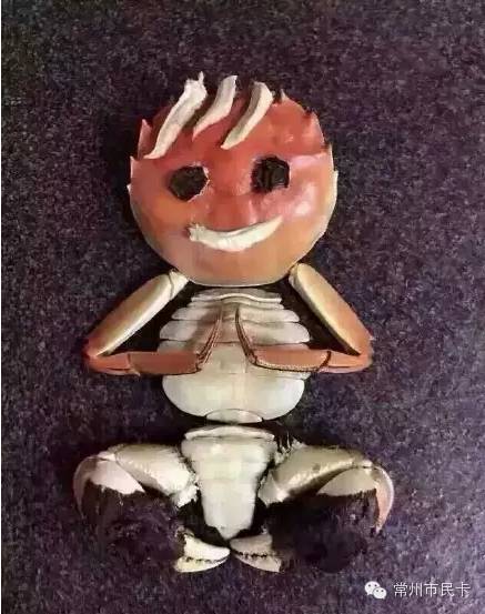 家长可以带着孩子这样玩儿,螃蟹壳的色彩作画,简单又不失创意!