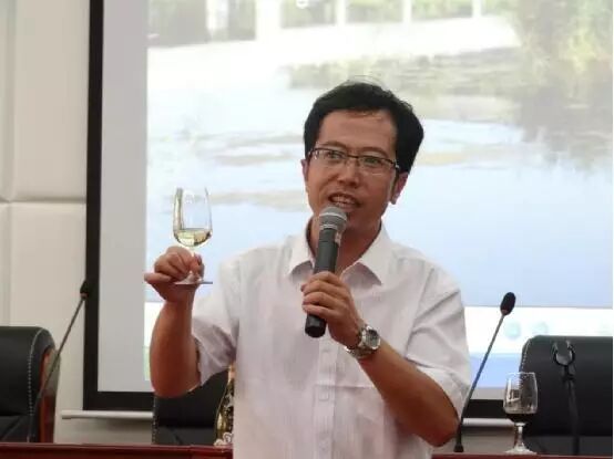 (国家二级酿酒师,品酒师  白天华先生)