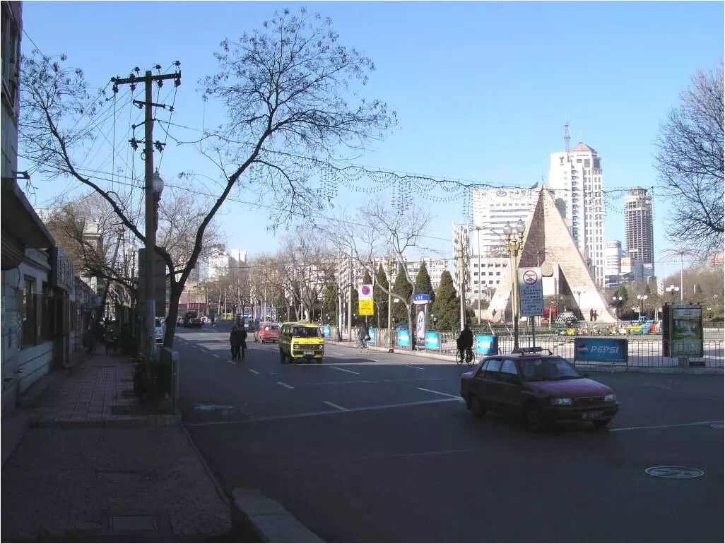 编者按:2004年2月王德强先生用数码相机沿着成都道拍摄了一组照片