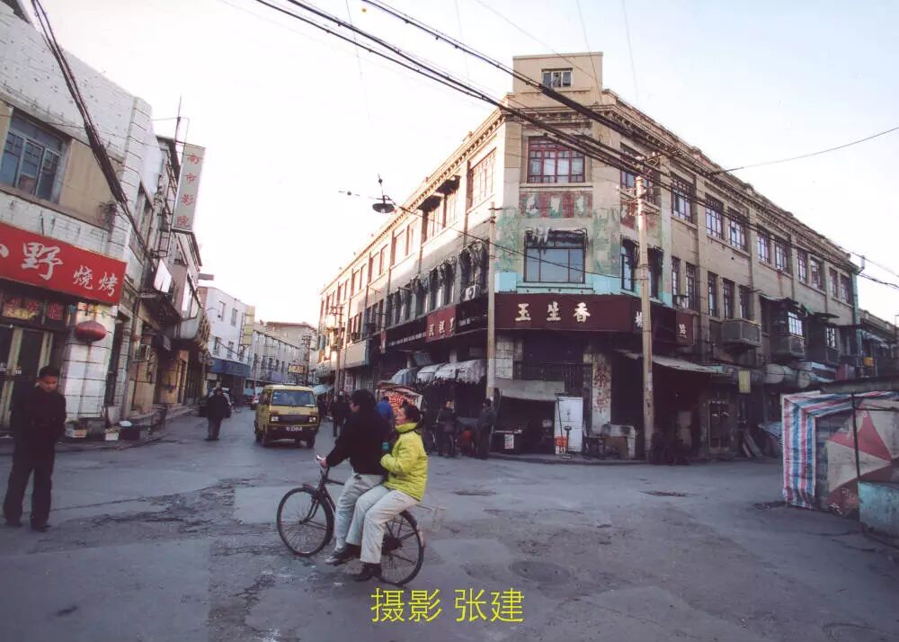 蠹书虫 老照片 下图:荣吉大街卖蜂窝煤的板车. 下图:福安大街旧貌.