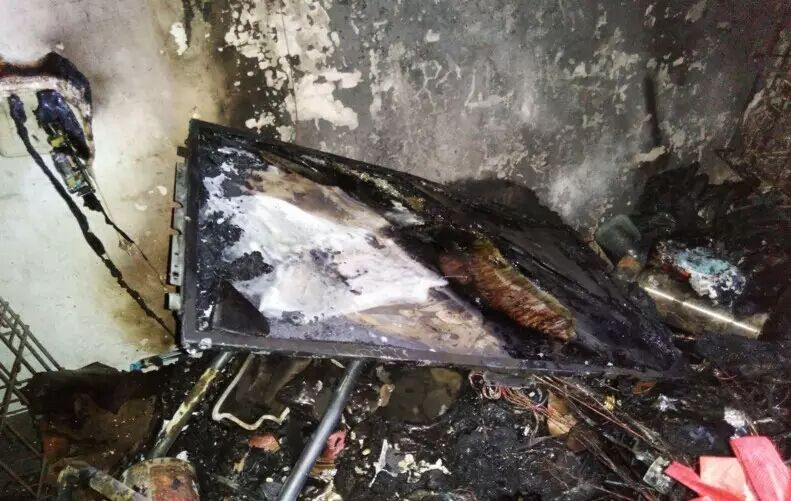 消防部门经过半小时努力,沙北三村27栋407室因电视机爆炸引发火灾