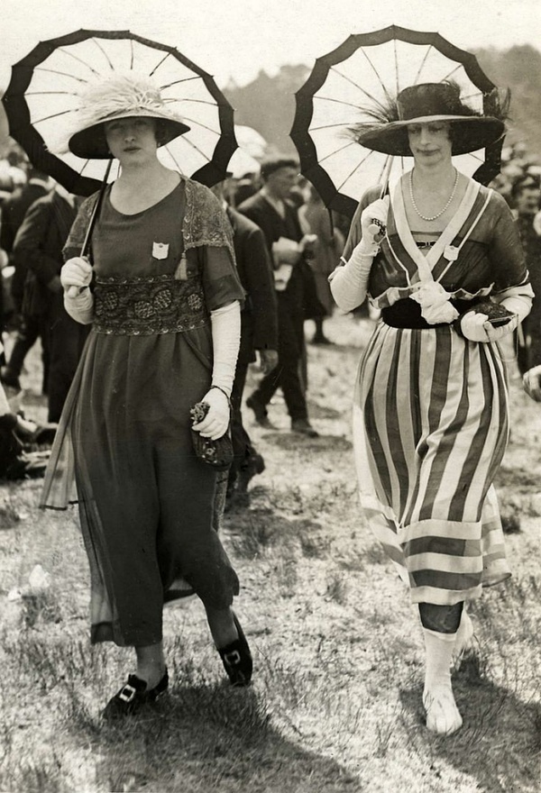 1919年的chanel服装,可以看出女性的腰和胸完全是宽松的直线条,更