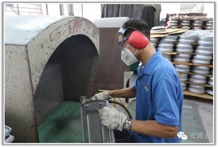 现场作业人员长时间吸入粉尘易造成尘肺病或矽肺病.