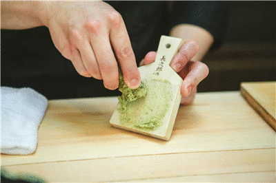 菜,里面粉嫩粉嫩的鳕鱼松美得不要不要的,竟然是用樱花花瓣炒出来哒!