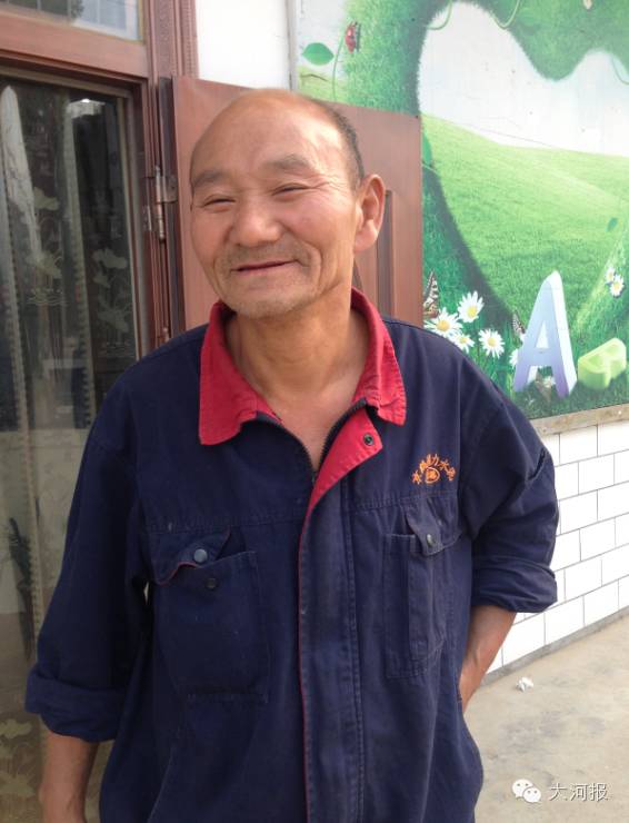 这位大爷火了,一首《吻别》歌神张学友都要让三分!