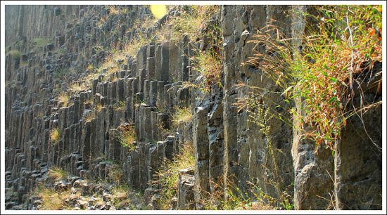 六合——桂子山石柱林色若藍瑪瑙,狀如鹿茸,臥於峰巒之間,即金牛湖