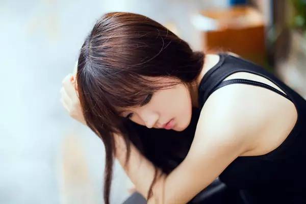 離婚時,女人冷笑:把欠我的7萬還了再說!男人知道真相後哭了...
