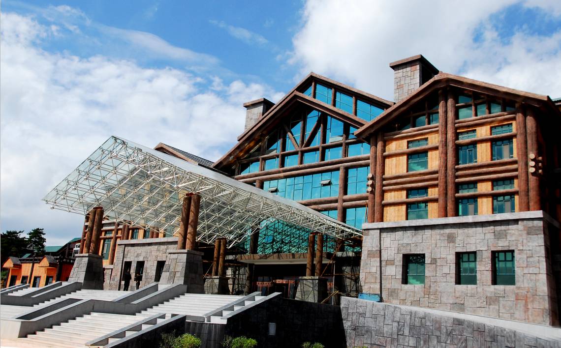 山外山大酒店位于乌金山国家森林公园内,酒店被森林所包围,空气清新