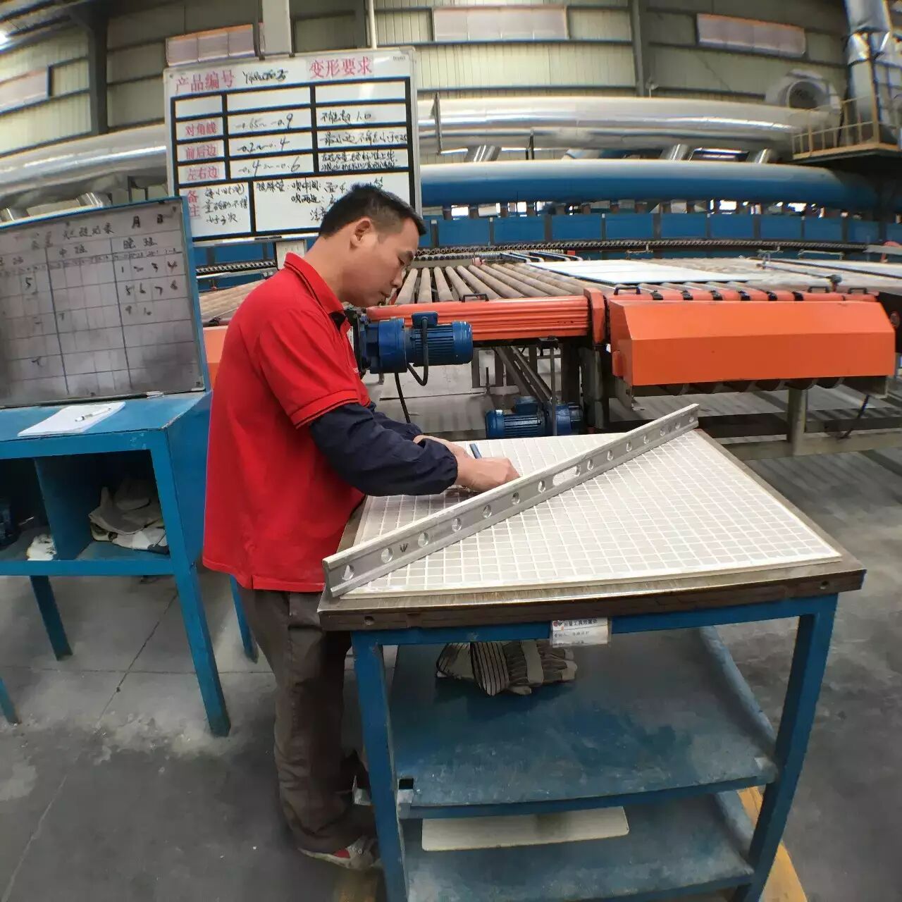 东鹏质检员检查产品