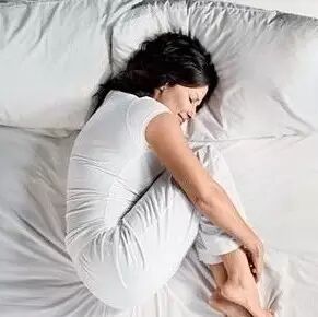 蜷着睡觉,会伤颈背趴着睡觉的人会容易流口水.