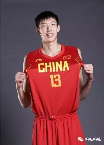 现年20岁的周琦身高2.