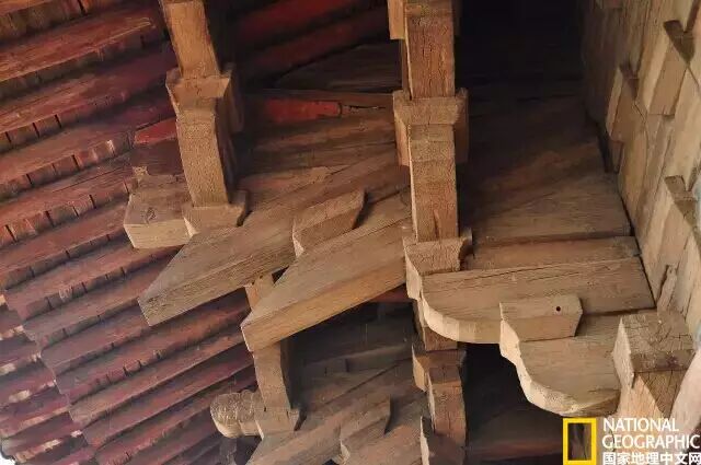 第二跳跳头上承重拱素枋,第四跳下昂头上施令拱,再施替木,橑檐枋.