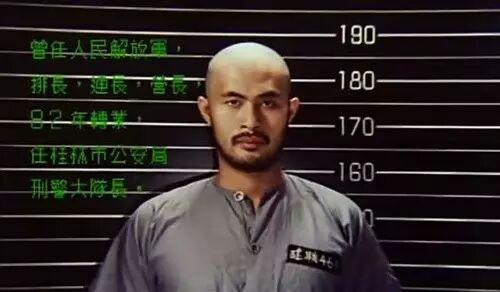 完全是一个艺术青年的模样出道前,他是长发飘飘的,遇到麦当雄,麦当杰