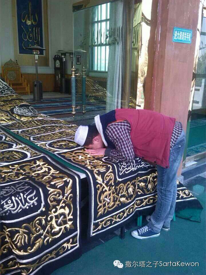 真主的慈悯 尊贵的礼物】天房克尔白金门幔帐落户东乡大湾头