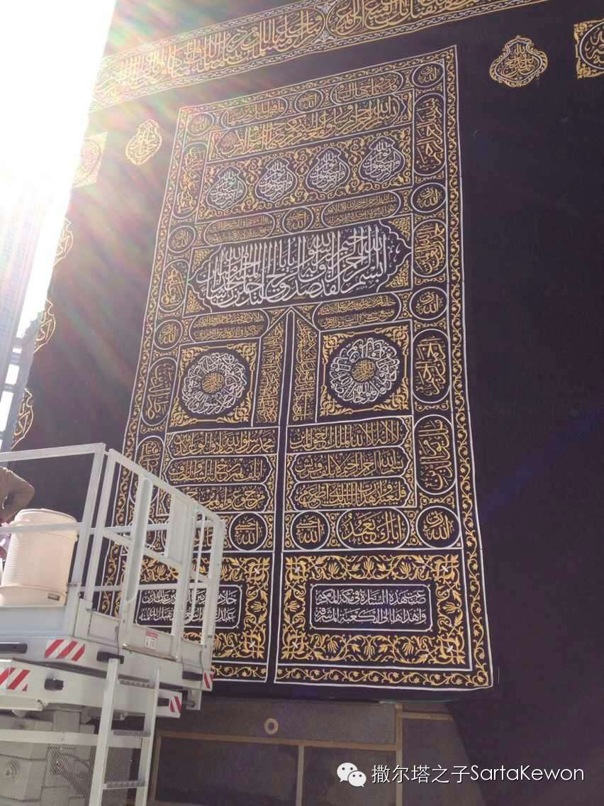 真主的慈悯 尊贵的礼物】天房克尔白金门幔帐落户东乡大湾头