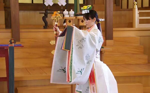 巫女舞之蹈之以祭诸神