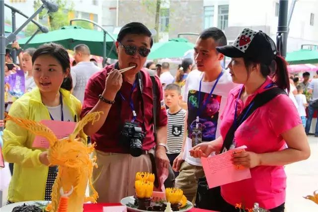 这些人都抢疯了,阿坝美食,吃货根本停不下来!