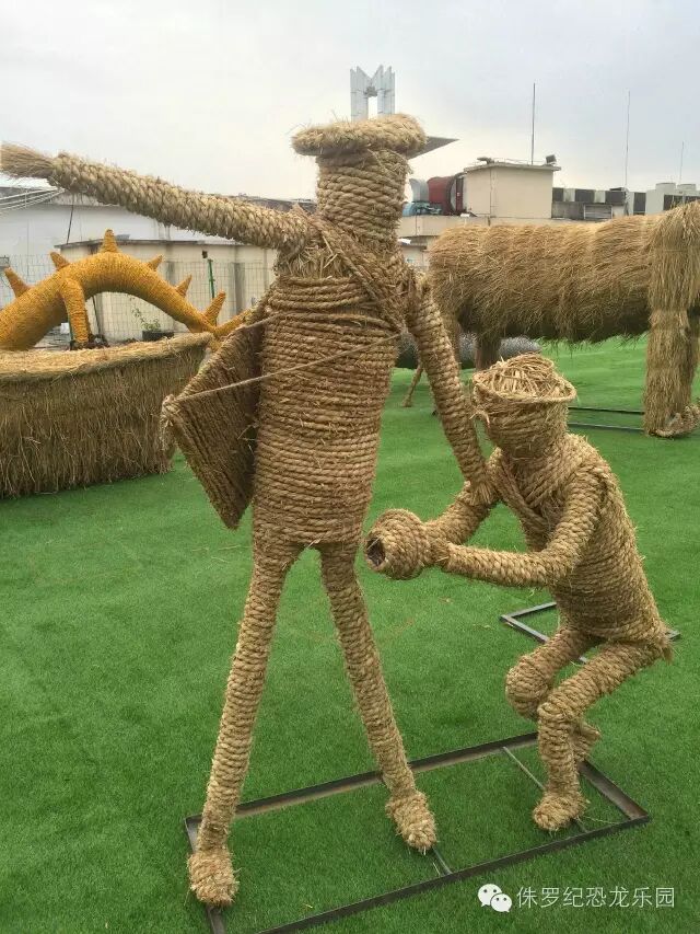 稻草人原本是放置在田间的人形玩偶,用于驱赶危害农作物的鸟兽,但经过