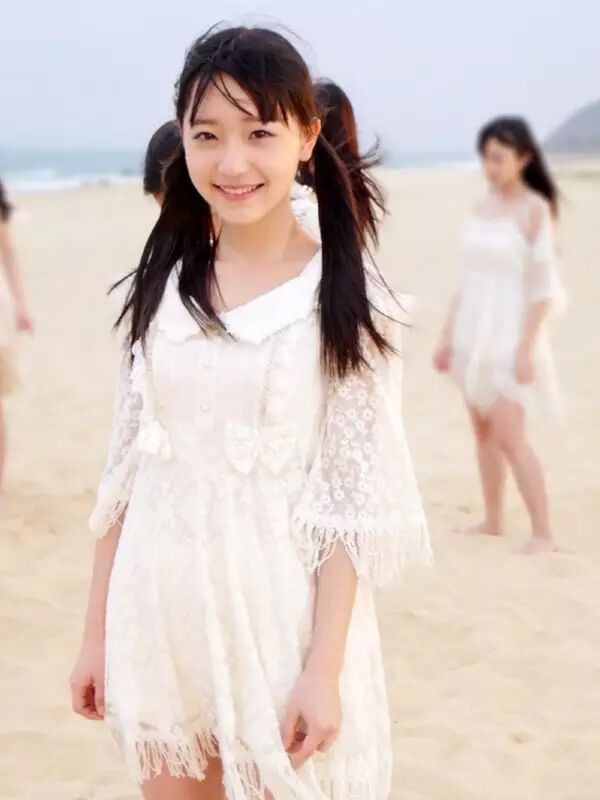 一切付出都是值得的,mv里谢蕾蕾身穿清凉泳装出镜,演绎夏日泳装主题.