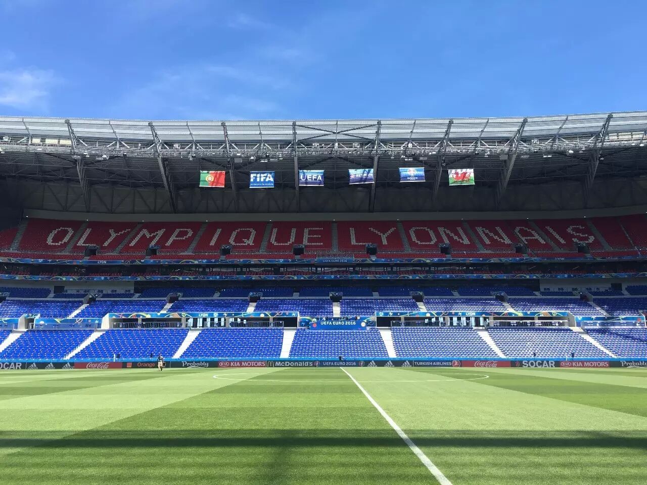 盛开体育赛前探访里昂光明球场:进入葡萄牙更衣室,c罗沐浴的地方是啥