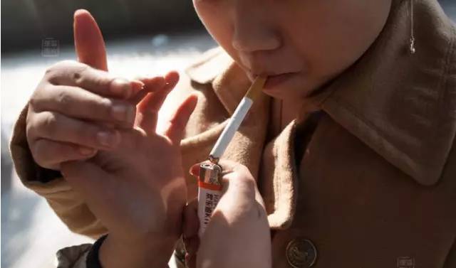 原来吴川抽烟的男人,一日一包烟是这样抽完的!