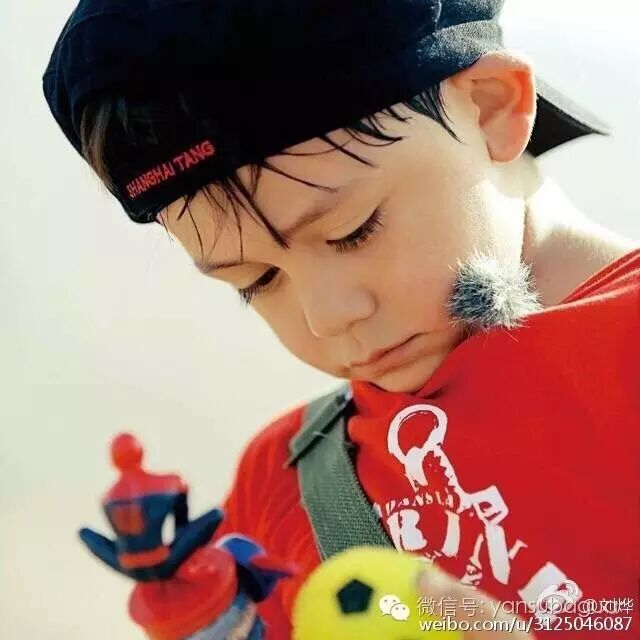 孩纸层出不穷,尊素太治愈袅~~~ 说回最近惊艳到大家的张震女儿张源原