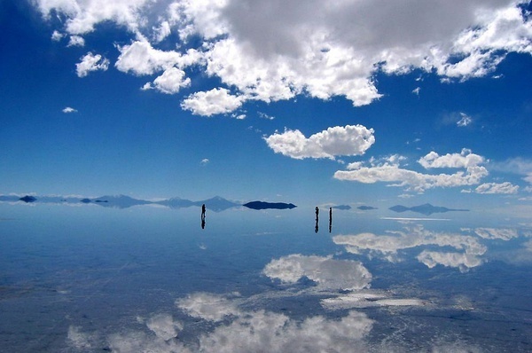 玻利維亞烏尤尼鹽沼(uyuni salt flat),海拔3,656米,被稱為