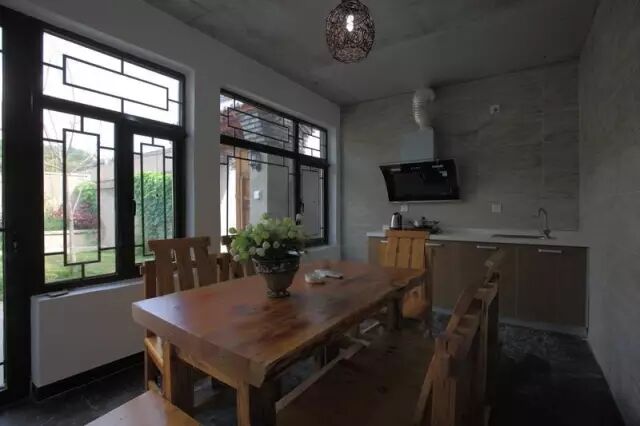 此套院子布局分为正房和厢房,三室一厅三卫并设有厨房和餐厅.