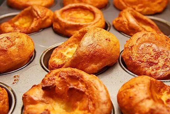 伊顿麦斯一道是由草莓,奶油和蛋白酥皮精制而成的英国经典甜点,它最初