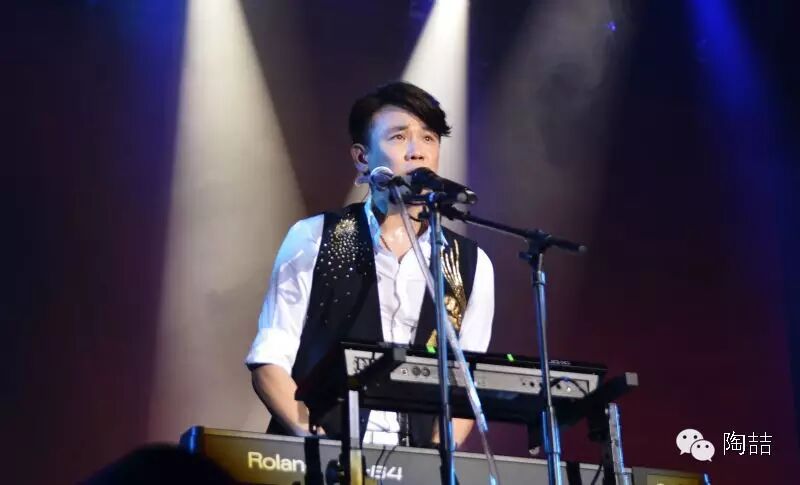 (弹钢琴跟弹吉他的陶喆哪个比较有魅力?