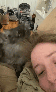 我的喵呀!第一次见到猫咪被自己的便便吓傻了,哈哈哈...-微信头条网 我的喵呀!第一次见到猫咪被自己的便便吓傻了,哈哈哈...