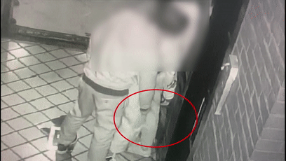 女子酒吧內與網友親熱 神秘男子竟趁機揩油3人合抱(圖) 女子酒吧內與網友親熱 神秘男子竟趁機揩油3人合抱(圖)